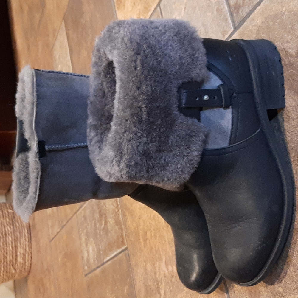 Uggs Chyler Boots. Black size 7
